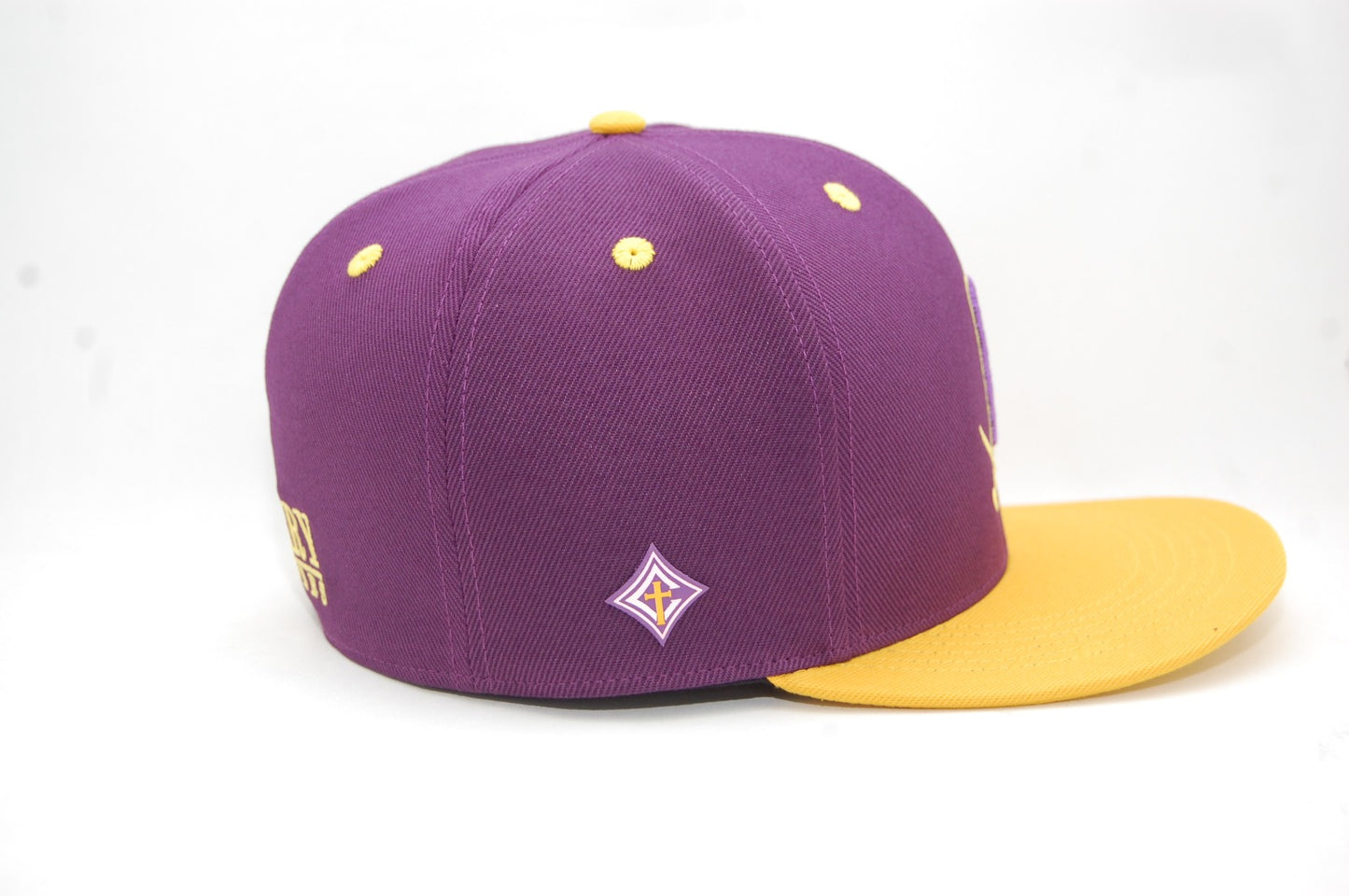 Boné Roxo/Amarelo Aba Reta - Calvary Cavaliers Brasil